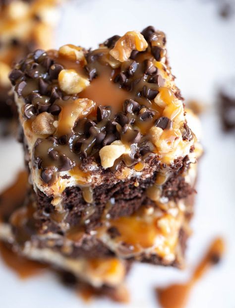 Thick, cakey and delicious Turtle Cheesecake Brownies have a dense, chocolaty brownie layer, a sweet cheesecake layer and lots of caramel, chocolate and walnuts or pecans! Carmel Cheesecake, Turtle Dessert, Desert Bars, Turtle Cheesecake Recipes, Cheesecake Layer, Turtle Cheesecake, Cheesecake Brownies, Chocolate Nuts, No Bake Bars