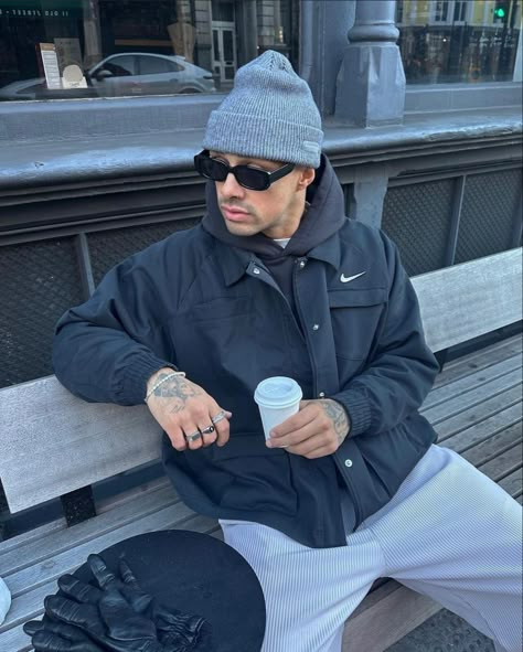 Men’s Street Style Nyc, Men’s Streetwear Outfits, New York Outfits Men, Nyc Style Outfits, Nyc Mens Fashion, Street Style Guys, Mens Streetwear Outfits, How To Pose For Pictures, Pose For Pictures