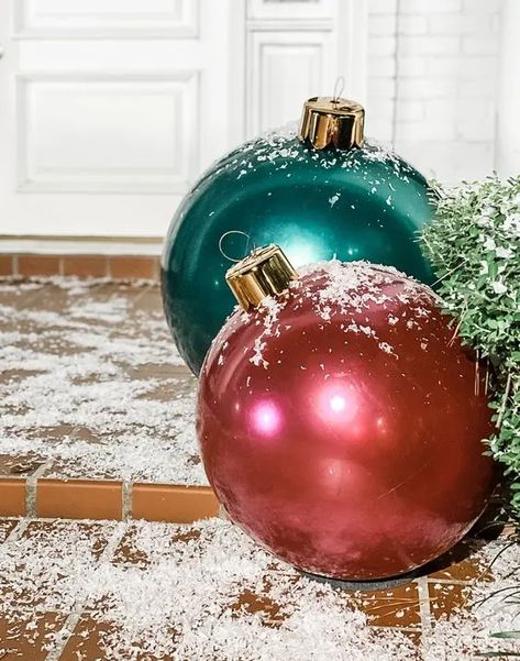 90+ Easy DIY Outdoor Christmas Decorations - Holidappy Ornament Ideas Christmas, Easy Diy Outdoor Christmas Decorations, Porch Christmas Lights, Large Outdoor Christmas Ornaments, Easy Outdoor Christmas Decorations, Diy Outdoor Christmas Decorations, Crafts Christmas Ornaments, Oversized Ornaments, Giant Christmas Ornaments