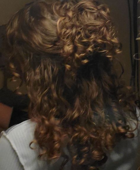 Curly Hair Color Underneath, Brown Curly Hair Hairstyles, Brown Curls Aesthetic, Curly Brown Hairstyles, Curly Brown Hair Aesthetic, Brown Curly Hair Styles, Curly Hair Prom, Messy Curly Hair, Curly Brown Hair