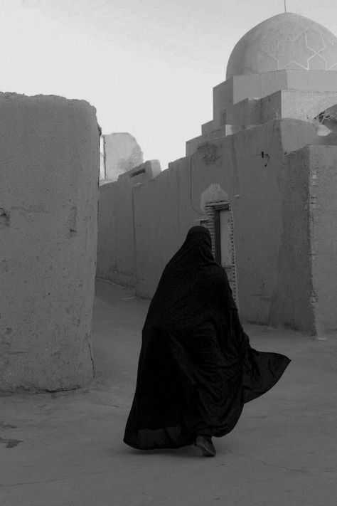 Burqa Aesthetic, Islam Photo, Aesthetic Culture, Islamic Modesty, Asthetic Picture White And Black, Floral House, Islamic Wallpaper Hd, Ethereal Aesthetic, Muslim Pictures