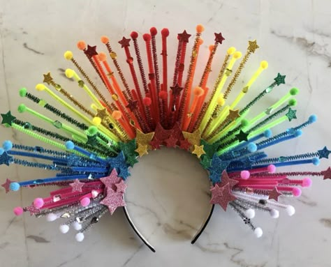 Rainbow Headpiece Diy, Rainbow Crown Diy, Rainbow Headpiece, Diy Karneval, Rainbow Crown, Rainbow Costumes, Carnaval Outfit, Festival Headpiece, Teacher Craft