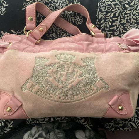 Juicy Couture Duffle Bag, Juicy Cotoure, Body Horror, Pink Duffle Bag, Pink Juicy Couture, Travel Duffle Bag, Girly Bags, Juicy Couture Bags, Travel Duffle