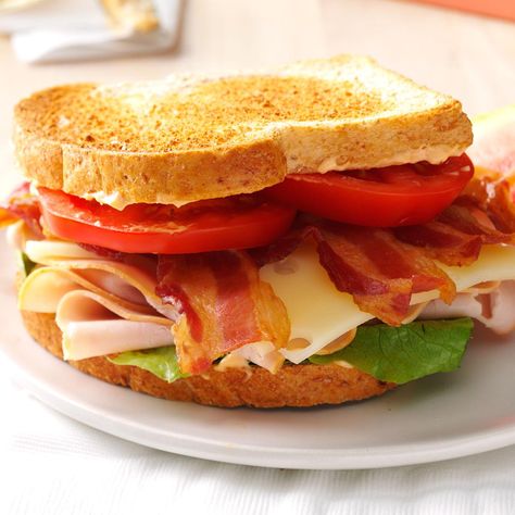 Chipotle Turkey Club Sandwich Applebees Beer Cheese Dip, Turkey Club Sandwich Recipes, Applebees Recipes, Beer Cheese Recipe, Turkey Club Sandwich, Club Sandwich Recipes, Turkey Club, Beer Cheese Dip, Diner Recipes