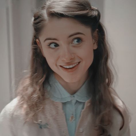 Nancy Wheeler Pfp, Nancy Wheeler Aesthetic Wallpaper, Nancy Wheeler Season 2 Hair, Season 1 Nancy Wheeler, Nancy Wheeler Icons S1, Jamie Campbell Bower Twilight, Natalia Dyer, Champagne Problems, St Cast