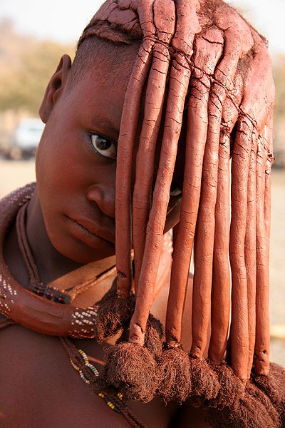 Yves Picq . Namibie Himba.   The Himba women wear their hair in long braids and cover them with a mixture of butter fat and ochre called otijize which also gives their skin a red tint. Its a common trend and symbol of beauty. Himba Girl, Himba People, Weird Beauty, African People, We Are The World, Beauty Standards, African Culture, People Of The World, African Beauty