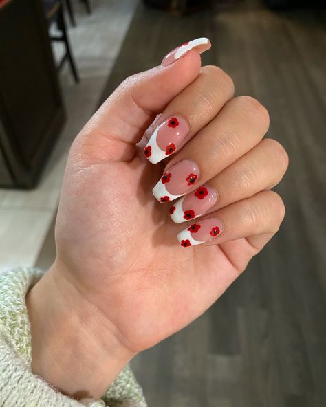 Poppy Nails Design, Remembrance Day Nails, Poppy Nail Art, Mum Nails, Poppy Nails, Pink Spring Nails, Trendy Shades, Pink Manicure, Simple Gel Nails