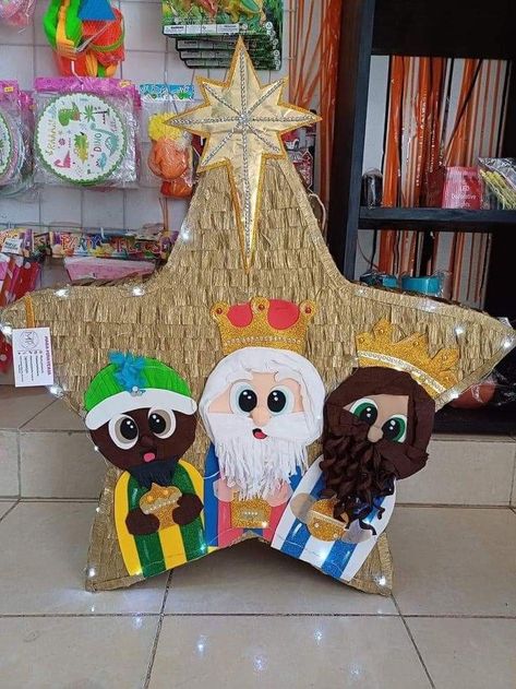 Reyes Magos Gift Ideas, Christmas Piñatas Ideas, Christmas Pinatas, Christmas Piñatas, Princess Jasmine Birthday Party, Christmas Door Decorating Contest, Piñata Ideas, Door Decorating Contest, Mexican Culture Art