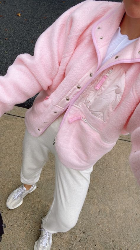 Pink Fleece Jacket Outfit, Fleece Jacket Outfit Aesthetic, Pink Sherpa Jacket Outfit, Free People Jacket Outfit, Columbia Fleece Jacket Outfit, Free People Fleece, Fleece Ideas, Fleece Jacket Outfit, Cream Joggers