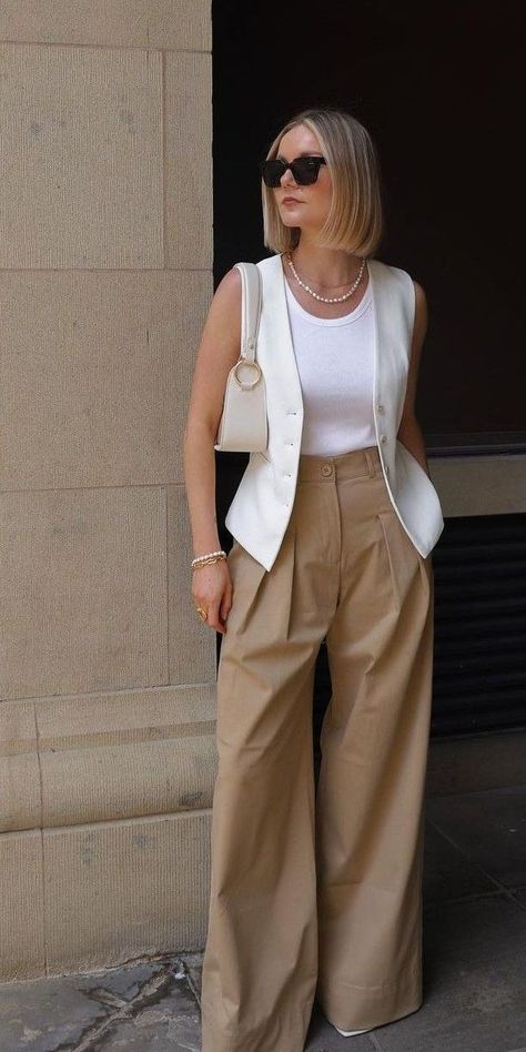 Business Casual Beach Outfits, Summer Workwear Women, Waistcoat Outfits, Intentional Wardrobe, Salon Outfits, Hidden Closet, Work Fits, White Vest, Chique Outfits