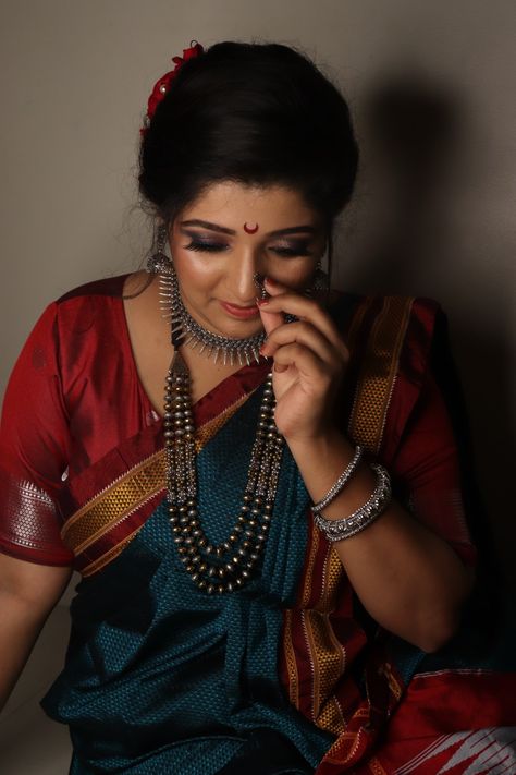 Ilkal Saree Photoshoot, Khan Saree Marathi, Marathi Aesthetic, Ilkal Saree, Marathi Saree, Maharashtrian Saree, Kashta Saree, Long Blouse Designs, Safari Outfits