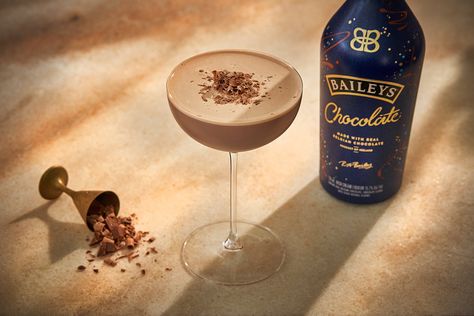 Classic Baileys Chocolate Martini | Baileys US Baileys Martini, Baileys Iced Coffee, Baileys Recipes Drinks, Chocolate Martini Recipe, Baileys Irish Cream Recipes, Baileys Cake, Baileys Original Irish Cream, Irish Cream Recipe, Chocolate Baileys