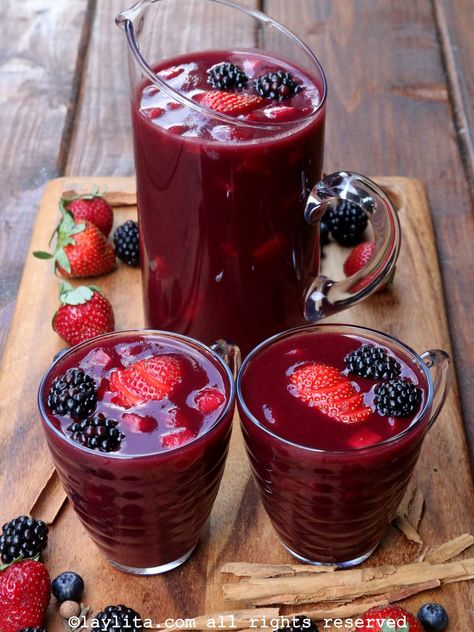 Colada morada ecuatoriana en jarra y dos vasos, decorado con moras y fresas Purple Corn, Ecuadorian Food, Berry Drink, Purple Drinks, Berry Drinks, Purple Food, Local Fruit, Corn Pudding, Corn Cakes