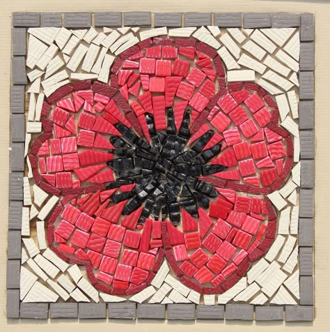 Mosaic Poppies, Mosaic Rocks, Mosaic Garden Art, Mosaic Animals, Mosaic Art Projects, Mosaic Tile Art, Mosaic Madness, Glass Mosaic Art, Mosaic Flowers