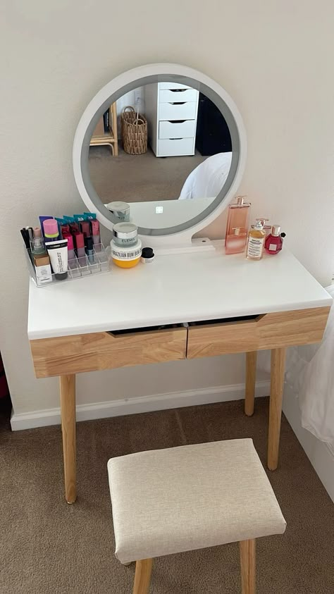 Room Things Aesthetic, Small Wooden Vanity Bedroom, Small Room Mirror Ideas, Vanity For Small Room, Mirror For Small Bedroom, Small Vanity Organization Ideas, Small Room With Vanity, Vanity Small Bedroom, Small Desks For Small Bedrooms