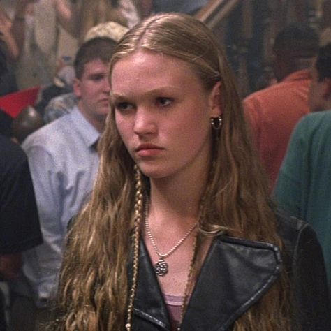 Julia Stiles - Kat Stratford Julia Stiles Aesthetic, Kat Stratford Drawing, Kate 10 Things I Hate About You, Kay Stratford Hair, Kat Stratford Icon, Kat Stanford Outfits, Cat Stratford, Kate Stratford, Kat Stratford Hair