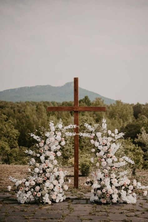 18 Spring Wedding Altars - LADY WEDDINGS Unique Wedding Backdrop Ceremony, Inside Wedding Arch, Pillar Arch Wedding, Outside Wedding Altar, Columns For Wedding Ceremony, Floral Walkway Wedding, Cross Ceremony Backdrop, Cross Wedding Altar, Cross Floral Arrangements