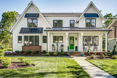 A fresh take on the modern farmhouse trend, this dream home in Richmond, Virginia by River City Custom Homes is part of the 2017 Richmond Homearama currently going on now! The beautiful interiors w… Modern Farmhouse Exterior Colors, Modern Farmhouse Exterior Design, Rustic Farmhouse Exterior, Modern Farmhouse Floors, Farmhouse Exterior Colors, Modern Farmhouse Floorplan, Farmhouse Trends, Farmhouse Exterior Design, Interior Design Minimalist