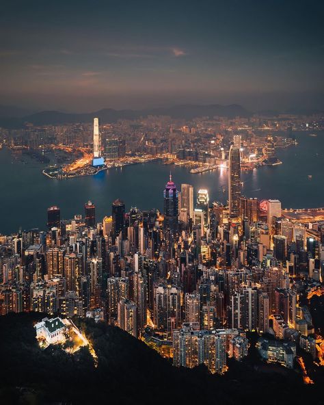 Beautiful City At Night, Hong Kong Aesthetic, Pictures Of Cities, Hong Kong Skyline, Igcse Art, Cityscape Wallpaper, Lights At Night, Eastern Countries, Hawaii Wall Art