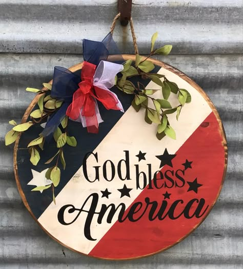 4th Of July Door Sign, Patriotic Door Hangers Wooden, Round Wood Sign Ideas, Wooden Rounds Crafts, Cricut Round Wood Signs, 4th Of July Door Hanger, Round Signs Wood Diy, Round Door Signs Diy, Wood Rounds Crafts