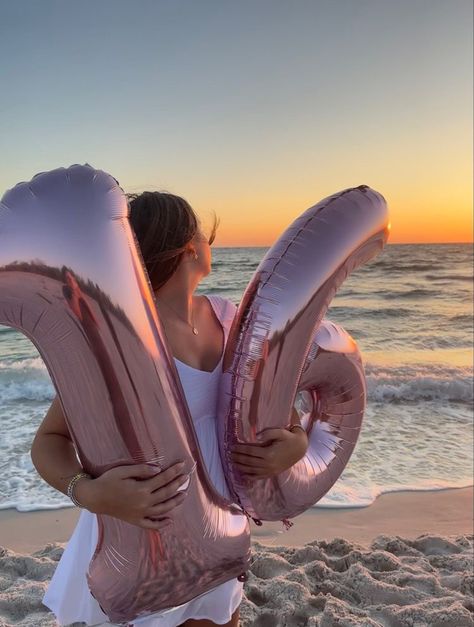 Sixteenth Birthday Photoshoot Ideas, Birthday Picture Ideas Balloons, Sweet 16 Birthday Picture Ideas, 16 Bday Balloons, Beach Party Pictures, Beach Party Photoshoot, Bday On The Beach, Beach Bday Aesthetic, Beach Sweet 16 Photoshoot