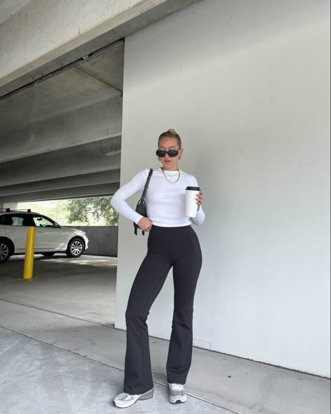 Flare Yoga Pants Outfit Gym, Black Yoga Pants Outfit Aesthetic, Lulu Flare Leggings Outfit, Flares Leggings Outfit, Hailey Bieber Casual Outfits, Yoga Flare Pants Outfits, Lulu Leggings Outfit, Flair Pants Outfit, Hailey Bieber Casual