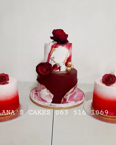 Burgundy And Gold Cake, Marble Wedding Cake, Bride To Be Cakes Ideas, 1st Anniversary Cake, Rose Gold Wedding Cakes, Black And White Wedding Cake, Red Cake, Classic Wedding Cake, Marble Wedding