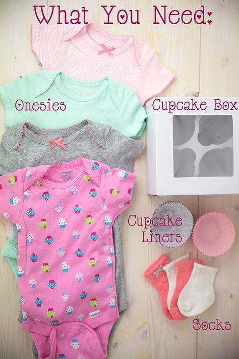 Onesie Gift Display, Cupcake Onsies Diy, Onesie Gift Ideas, Baby Shower Diy Gifts, Nappy Cake Ideas, Baby Clothes Cupcakes, Baby Gifts Diy, Onesie Cupcakes, Onesie Ideas