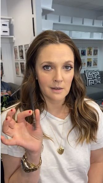 As Drew Barrymore shows in this video, you can smooth out droopy eyelids in seconds. Barrymore calls this technique "corrective eye make-up" and the effect is Eye Make Up Droopy Eyelids, Saggy Eyelids Makeup, Make Up Hooded Eyes Droopy Eyelids, How To Fix Droopy Eyelids, Eye Makeup For Aging Eyes, How To Fix Hooded Eyelids, Makeup For Saggy Eyelids, Eyeliner For Aging Eyes, Eye Makeup 50 And Older