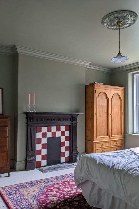 Bedroom Fireplace Victorian, Cast Iron Fireplace Bedroom, Fireplace Bedroom, Victorian Terrace Bedroom, Victorian Bedroom Fireplace, Cast Iron Fireplace, Victorian Bedroom, Victorian Fireplace, Cosy Bedroom