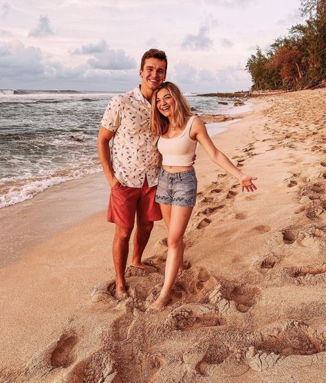 Beachy Couple Outfits, Olivia And Carter Beckett, Matt And Abby Howard Instagram, Abby Howard, Joey And Kelsey Engagement Photos, Leo Howard And Olivia Holt, Cute Youtube Couples, Youtube Couples, Hoco Hair