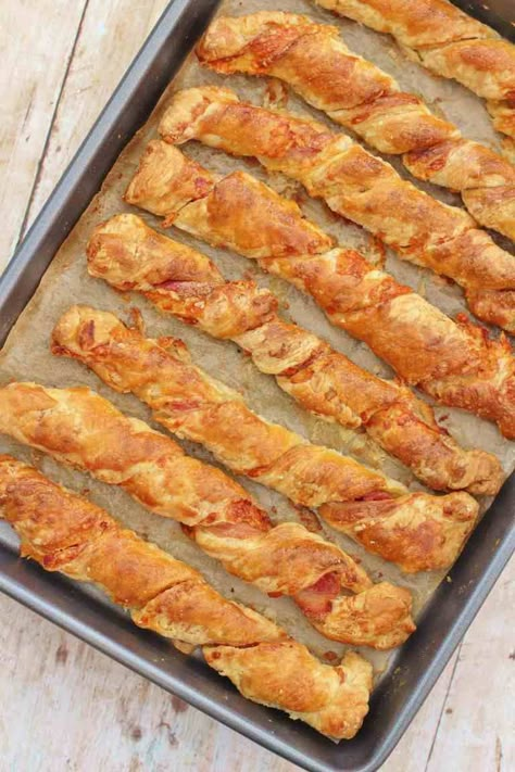 Cheese Straws Easy, Pastry Twists, Cheese Straws Recipe, Savoury Bites, Puff Pastry Twists, Party Nibbles, Cheese Twists, Nibbles For Party, Bacon And Cheese