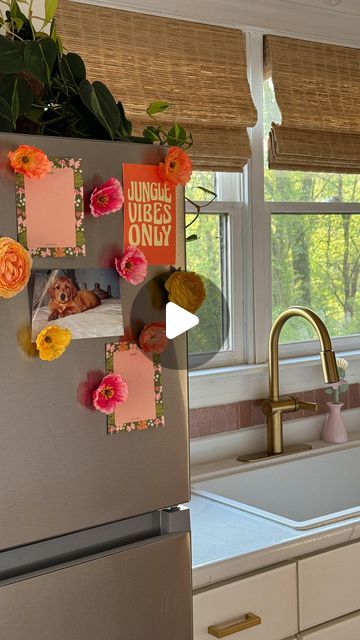 Fridge Decoration Ideas, Fridge Magnets Ideas Creative, Fridge Magnets Diy, Flower Fridge, How To Make Magnets, Magnet Diy, Diy Magnets, Fridge Decor, Flower Magnets