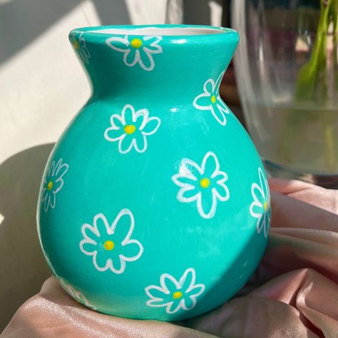 Vase Painting Ideas Pottery Aesthetic, Cute Vase Designs, Small Vase Painting Ideas, Round Pot Painting Ideas, Color Me Mine Vase, Diy Vase Painting Design, Small Pot Painting Ideas Creative, Flower Vase Painting Ideas, Vase Painting Ideas Pottery