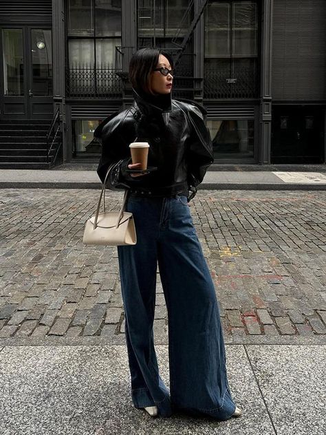 Wide Legged Jeans Outfit, Jeans Shoes Outfit, Wide Leg Jeans Outfit Fall, Leather Jacket Outfit Fall, How To Wear Wide Leg Jeans, Style A Leather Jacket, Pointed Heels Outfit, Wide Leg Jeans Shoes, Fall Leather Jacket