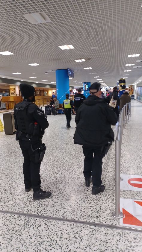 Birmingham Airport Police✈️ on Twitter: "Our #ProjectServator officers have been busy with deployments all around @bhx_official keeping you safe as we head into the festive period. You can help too, by being vigilant and reporting anything suspicious. https://t.co/w0sAO1aq2F" / Twitter Picture Of Airport, Uk Police Officer, American Airport, Police Pictures, Airport Immigration, Airport Police, Thailand Airport, Uk Airport, Hospital Admit