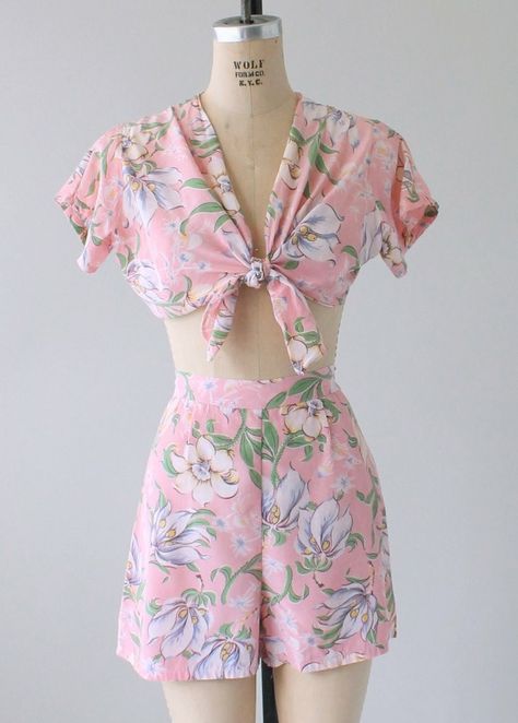 Vintage Fashion 1940s, Fashion Study, Vintage Playsuit, 1940's Fashion, 50s Outfits, Fashion 1940s, Floral Playsuit, Pin Up Outfits, Vintage Wardrobe