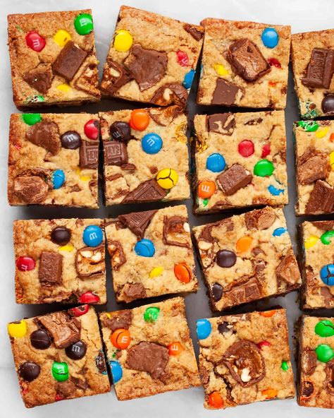 Leftover Halloween Candy Bar Blondies | Last Ingredient Candy Bar Blondies, Easy Bar Cookie Recipes, Halloween Candy Bar, Leftover Candy, Leftover Halloween Candy, Chocolate Fan, Bar Recipes, Cookie Bar Recipes, Candy Making