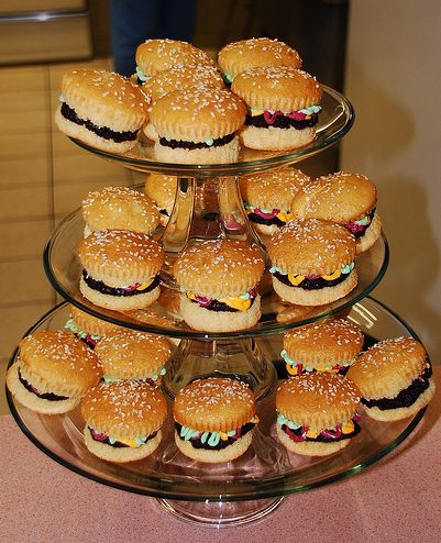 hamburger cupcakes -- Totally have to do this over summer! Dessert Unique, Hamburger Party, Hamburger Cupcakes, Hamburger Cake, Burger Cake, Fancy Cupcakes, Birthday Bbq, Creative Cupcakes, 2nd Birthday Party