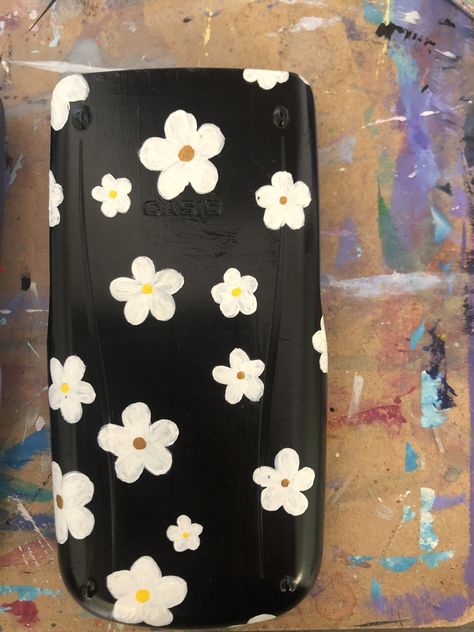 Calculator Painting Ideas, Simple Chalk Art, Calculator Painting, Charger Art, Calculator Design, Phone Case Diy Paint, Daisy Art, Painted Pots Diy, Art Tumblr