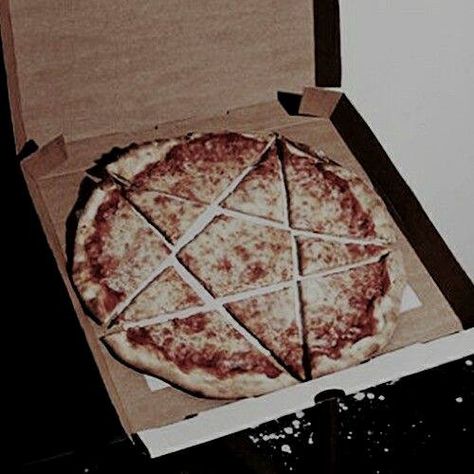 pizza anyone? Sanya, 웃긴 사진, Witch Aesthetic, Laura Lee, Aesthetic Grunge, American Horror Story, Grunge Aesthetic, Lady Gaga, Winchester