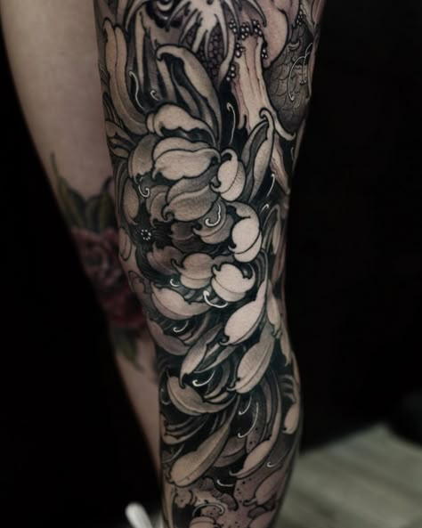 Black And Grey Floral Sleeve Tattoo, Japanese Sleeve Tattoos Black And Grey, Japanese Black And Grey Tattoo, Black And Grey Japanese Tattoo, Tattoos Men Leg, Grey Wash Tattoo, Sleeve Tattoos Men, Crisantemo Tattoo, Traditional Tattoo Black And Grey