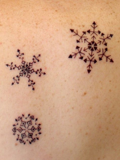 Snowflakes! That's what I wanted for my foot-'tat' but the so-called 'artist' [who actually did it for free] could only do a shooting star, which was okay Snowflake Tattoo, Snow Flake Tattoo, Star Tattoo, Tattoos Skull, Tattoo Feminina, Skin Art, Love Tattoos, Tattoo You, Tiny Tattoos