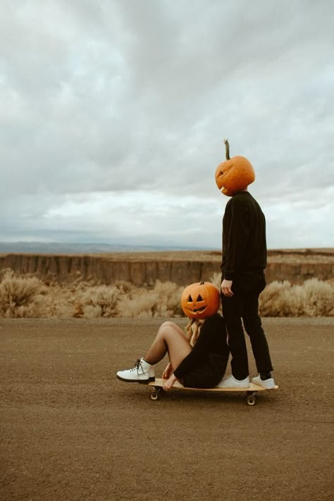 Photography Halloween, Creative Fall Photoshoot, Pumpkin Couples Photoshoot, Poses For Halloween Pictures, Pumpkin Head Halloween Costume, Pumpkin Head And Ghost Photoshoot, Pumpkin Couple Photoshoot, Pumpkin Heads Photoshoot, Pumpkin Mask Photoshoot