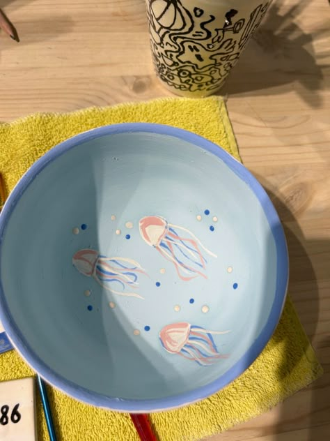 Under The Sea Pottery Painting, Pottery Bowl Inspo Paint, Bowl Pottery Design, Handpainted Bowl Ideas, Pottery Designs Bowl, Sea Themed Pottery Painting, Cute Poterry Painting Ideas, Ceramic Bowl Designs Paint, Clay Painting Ideas Bowl