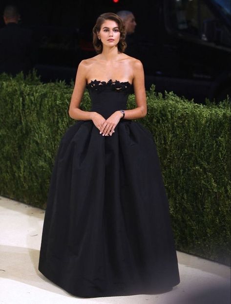 Met Gala Outfits, Met Gala Dresses, Ellie Saab, Iconic Dresses, Prom Dress Inspiration, Kaia Gerber, Dreamy Dress, Gala Dresses, Red Carpets