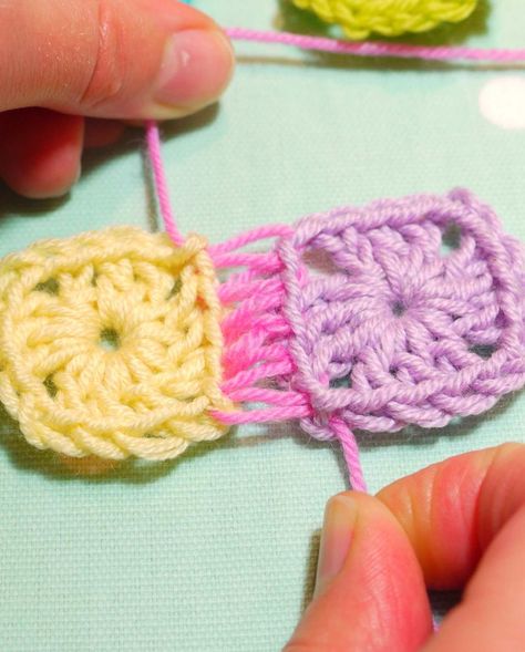 Invisible stitch! A perfect way to join granny squares. A step by step tutorial that makes it look simple! Hantverk Diy, Couture Invisible, Invisible Stitch, Knitting Tutorials, Knitting Tips, Crochet Blocks, Crochet Granny Square, Crochet Motifs, Granny Square Crochet Pattern