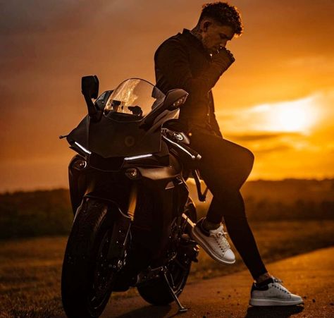 Motorcycle Portrait Photography, Bike Boy Aesthetic, Bike Photography Men, Bike Photo Pose, Biker Pose, Bike Pictures Photo Ideas, Motorcycle Photography Male, Motorcycle Pfp, Motorbike Photography