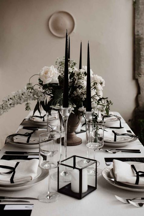 Black Wedding Set Up, Luxe Black And White Wedding, Black White Minimalist Wedding, Monochrome Wedding Table Setting, Monochrome Table Setting, Black Table Set Up, Black White Wedding Flowers, Black And White Head Table Wedding, White And Black Table Decor