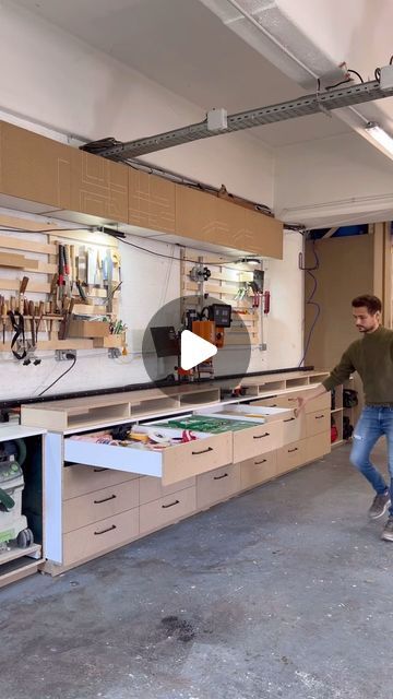 Atelier_Palam on Instagram: "Aujourd’hui on vous emmène à l’atelier pour découvrir la fabrication et la pose d’une série de rangements qui permettent d’accueillir notre nouvelle machine 🤩. Vous y verrez notamment les vis que nous avons utilisées. 

Pour ce projet nous avons utilisé plusieurs produits de chez @spax_france 

Entre autre les vis auto foreuses WIROX , qui nous permettent de ne pas avoir à faire de pré trous! Ces vis permettent aussi de pouvoir visser sans que les panneaux ne fendent 🙃 

Mais aussi des vis pour le massif, les WIROX en 5x107 avec une tête disque qui permettent un vissage et une pression optimale 🔩 Le tout en empreinte TSTARPLUS.

#SPAX #faitavecSPAX #ProjetTSTARplus #build #storagerack #bespoke #bespokefurniture #wood #oak #assemblage #wooddesign #storage #wo Garage, Layout, On Instagram